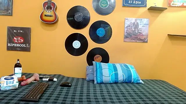 Snapshot of skinnyverus18 chatting on February 2, 6:40 pm skinnyverus18 online show from February 2, 6:40 pm