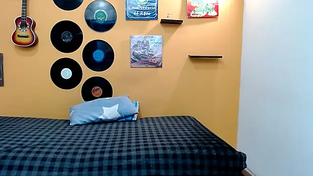 Snapshot of skinnyverus18 chatting on February 16, 7:01 pm skinnyverus18 online show from February 16, 7:01 pm