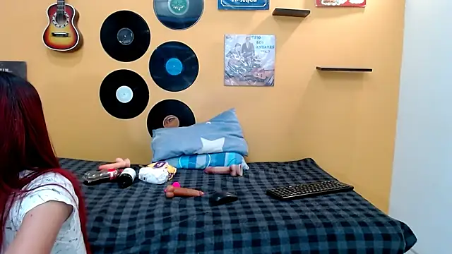 Snapshot of skinnyverus18 chatting on February 24, 7:15 pm skinnyverus18 online show from February 24, 7:15 pm