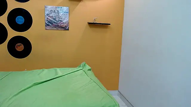 Snapshot of skinnyverus18 chatting on February 26, 7:36 pm skinnyverus18 online show from February 26, 7:36 pm