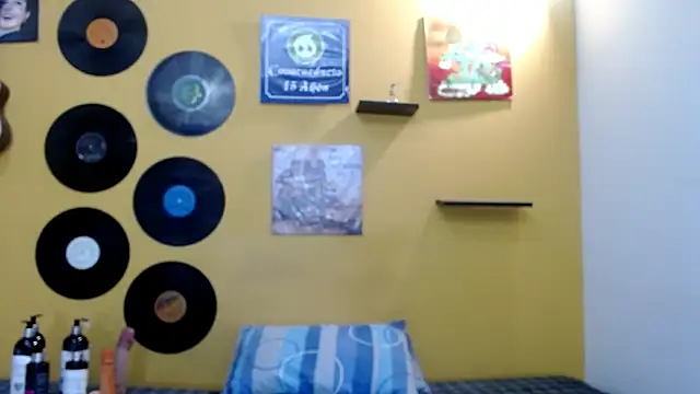 skinnyverus18 online show from April 7, 7:15 pm