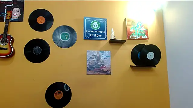 Snapshot of skinnyverus18 chatting on January 10, 7:09 pm skinnyverus18 online show from January 10, 7:09 pm