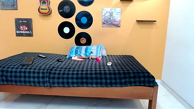 Snapshot of skinnyverus18 chatting on February 9, 7:12 pm skinnyverus18 online show from February 9, 7:12 pm