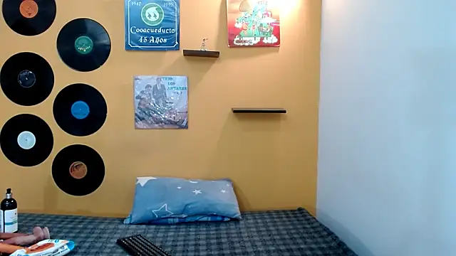 skinnyverus18 online show from March 21, 7:51 pm