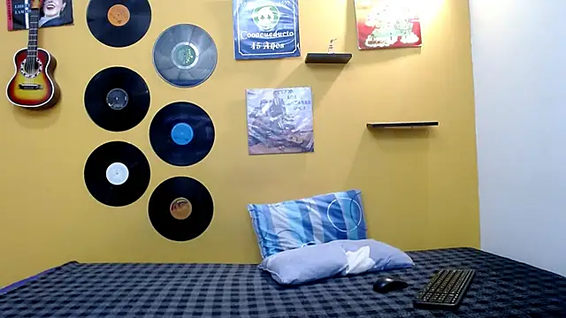 skinnyverus18 online show from April 9, 7:09 pm