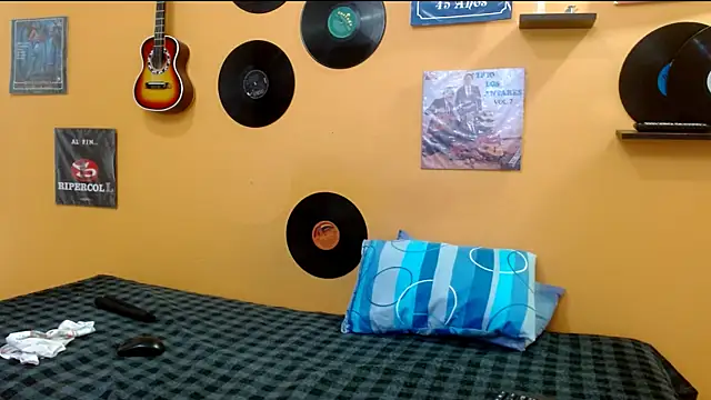 Snapshot of skinnyverus18 chatting on December 18, 7:07 pm skinnyverus18 online show from December 18, 7:07 pm