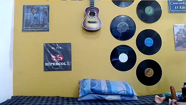 skinnyverus18 online show from April 17, 6:44 pm