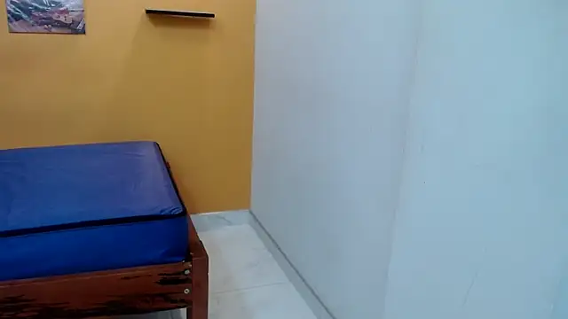 skinnyverus18 online show from April 6, 7:15 pm