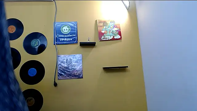 skinnyverus18 online show from May 13, 7:32 pm