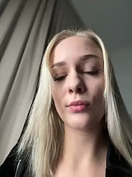 Snapshot of DaryaDoll chatting on November 4, 8:12 pm DaryaDoll online show from November 4, 8:12 pm