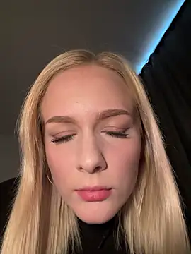 Snapshot of DaryaDoll chatting on October 12, 11:55 am DaryaDoll online show from October 12, 11:55 am