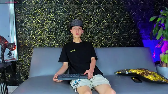 Snapshot of ArthurCox chatting on October 23, 5:22 pm ArthurCox online show from October 23, 5:22 pm