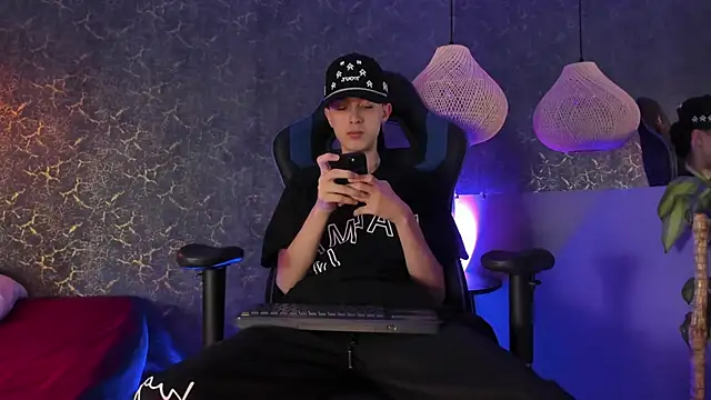 Snapshot of ArthurCox chatting on November 15, 5:28 pm ArthurCox online show from November 15, 5:28 pm