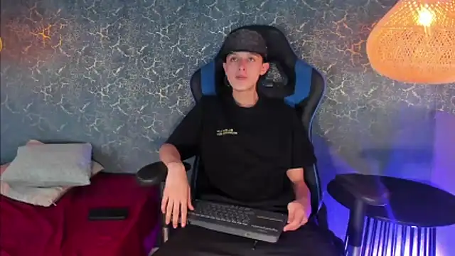 Snapshot of ArthurCox chatting on November 21, 7:35 pm ArthurCox online show from November 21, 7:35 pm