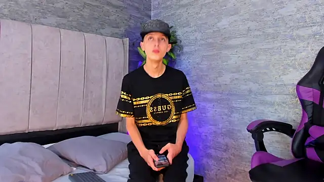 Snapshot of ArthurCox chatting on October 31, 5:31 pm ArthurCox online show from October 31, 5:31 pm