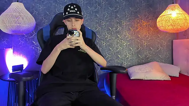 Snapshot of ArthurCox chatting on November 13, 5:28 pm ArthurCox online show from November 13, 5:28 pm