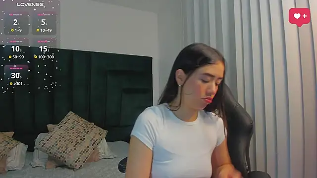 Snapshot of SaraWagner_ chatting on September 15, 12:11 am SaraWagner online show from September 15, 12:11 am