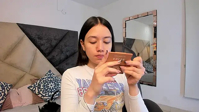 SaraWagner  online show from October 25, 12:10 am