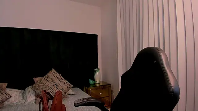 SaraWagner  online show from April 11, 12:18 am