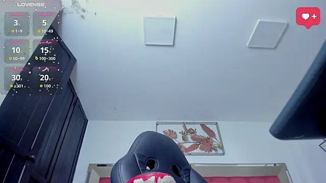 Snapshot of SaraWagner_ chatting on June 16, 12:43 am SaraWagner online show from June 16, 12:43 am