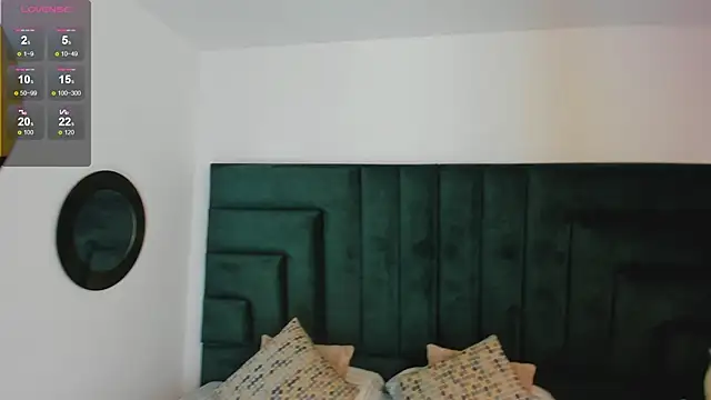 SaraWagner  online show from October 31, 12:40 am