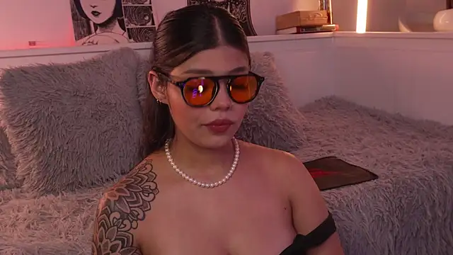 sophieee art online show from April 7, 4:47 am