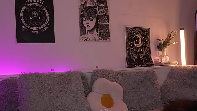 sophieee art online show from October 7, 2:23 am