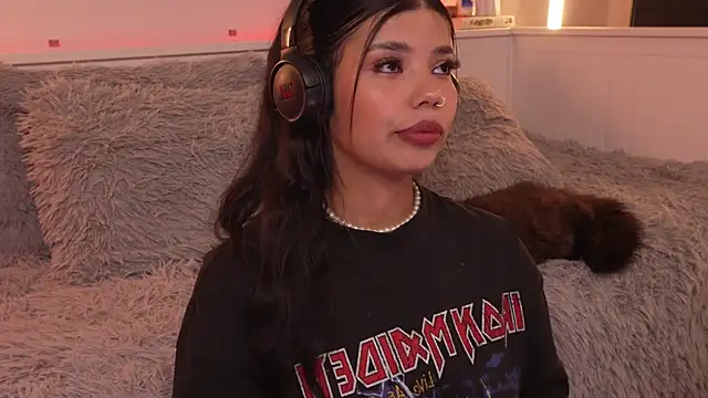 sophieee art online show from January 9, 3:35 am