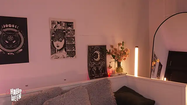 sophieee art online show from November 1, 3:02 am