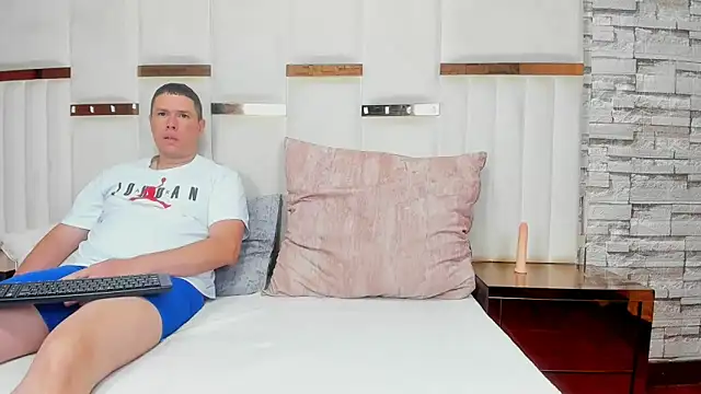 Snapshot of CandyandSteven chatting on November 21, 2:43 am CandyandSteven online show from November 21, 2:43 am