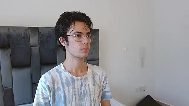 Snapshot of VIKTORNOIR chatting on October 19, 1:47 pm VIKTORNOIR online show from October 19, 1:47 pm