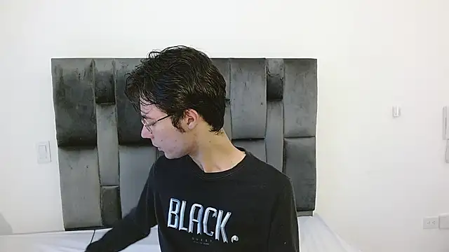 Snapshot of VIKTORNOIR chatting on October 14, 1:12 pm VIKTORNOIR online show from October 14, 1:12 pm