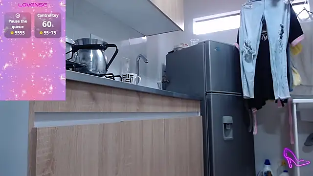 Snapshot of AllysonStonne chatting on December 3, 10:09 pm AllysonStonne online show from December 3, 10:09 pm