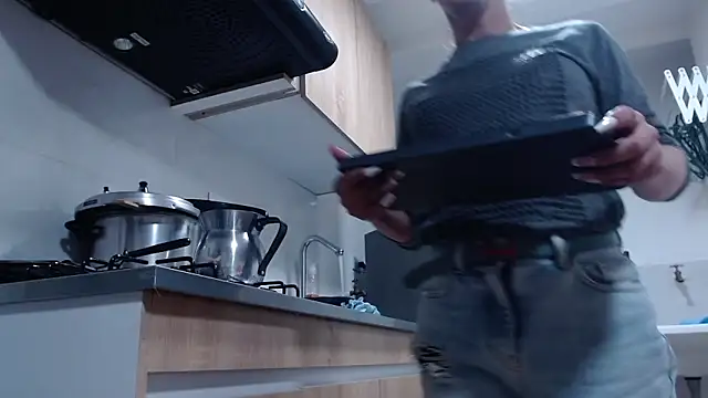 Snapshot of AllysonStonne chatting on November 29, 2:01 am AllysonStonne online show from November 29, 2:01 am