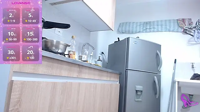 Snapshot of AllysonStonne chatting on October 25, 10:43 pm AllysonStonne online show from October 25, 10:43 pm