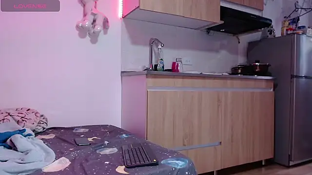 AllysonStonne online show from April 14, 8:25 pm