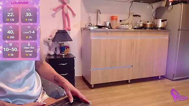 Snapshot of AllysonStonne chatting on January 16, 1:42 am AllysonStonne online show from January 16, 1:42 am