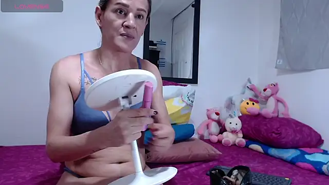 Snapshot of AllysonStonne chatting on October 27, 11:05 pm AllysonStonne online show from October 27, 11:05 pm