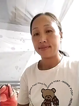 Snapshot of cute_love00 chatting on October 15, 9:39 am cute love00 online show from October 15, 9:39 am
