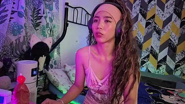 Snapshot of BadLilBambi chatting on September 12, 7:02 pm BadLilBambi online show from September 12, 7:02 pm