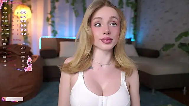 Snapshot of BabyyyLunaX chatting on June 8, 7:47 pm BabyyyLunaX online show from June 8, 7:47 pm