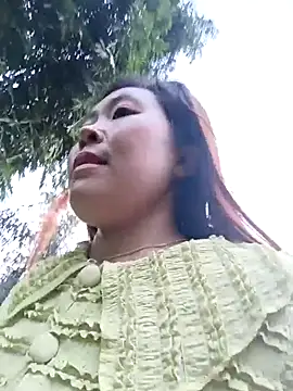 Snapshot of vivi_cute chatting on October 12, 10:38 am vivi cute online show from October 12, 10:38 am