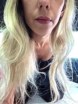 Snapshot of PetiteSecrets chatting on October 5, 3:14 pm PetiteSecrets online show from October 5, 3:14 pm