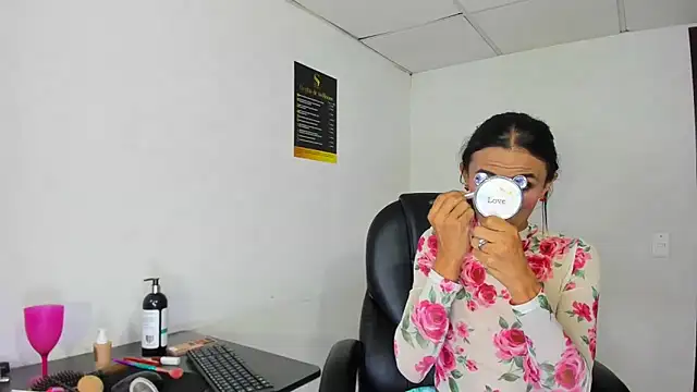 Aisha hotts777 online show from December 20, 4:10 pm