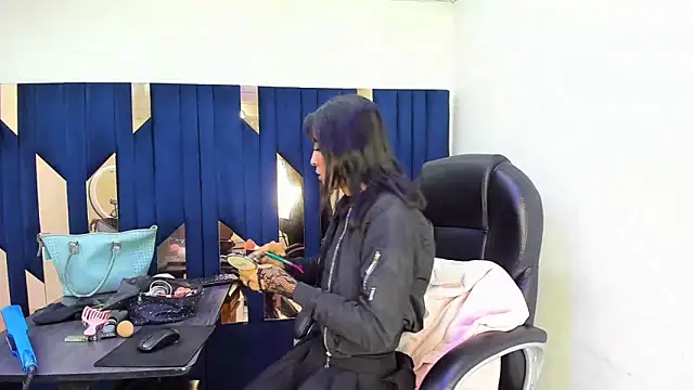 Aisha hotts777 online show from April 25, 3:09 am