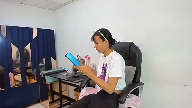 Aisha hotts777 online show from April 11, 3:03 am