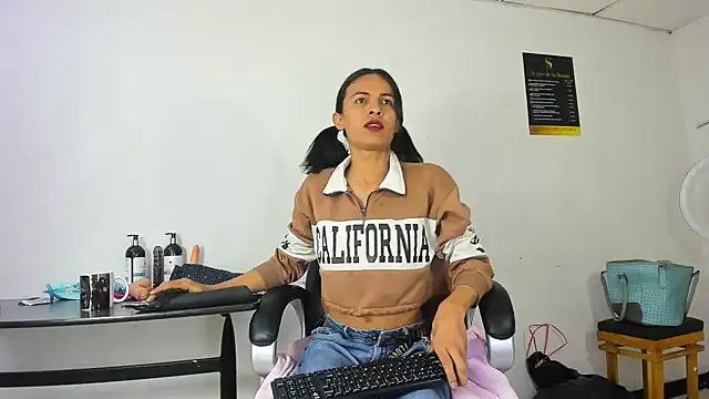 Snapshot of Aisha_hotts777 chatting on November 27, 4:02 am Aisha hotts777 online show from November 27, 4:02 am