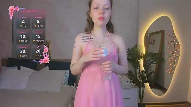 Snapshot of Lunar_Lily chatting on June 19, 5:02 am Lunar Lily online show from June 19, 5:02 am