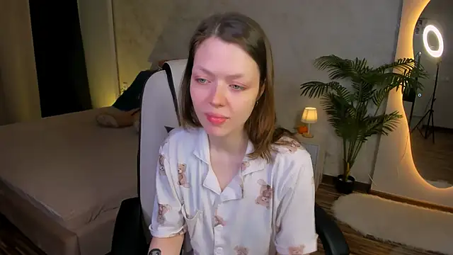 Lunar Lily online show from December 17, 5:45 am