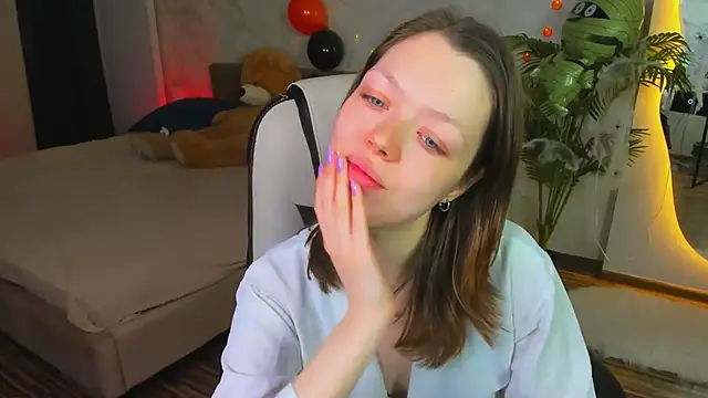 Lunar Lily online show from November 3, 5:34 am